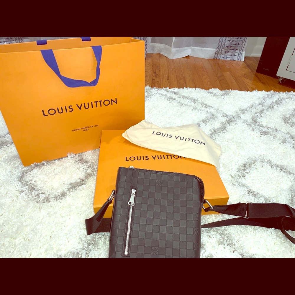 Louis Vuitton Discovery Messenger Black Pristine
